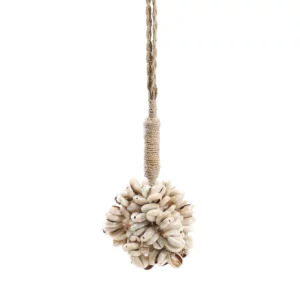 La coquille de porte avec pompon en cauris - Naturel
