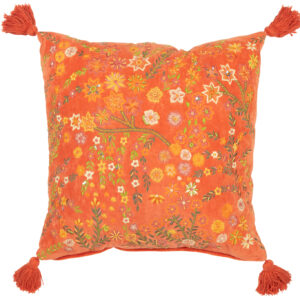 Coussin carré en velours orange avec fleurs et pompons.
