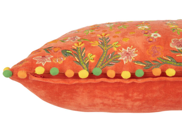 Coussin rectangle en velours orange avec fleurs et pompons. – Image 3
