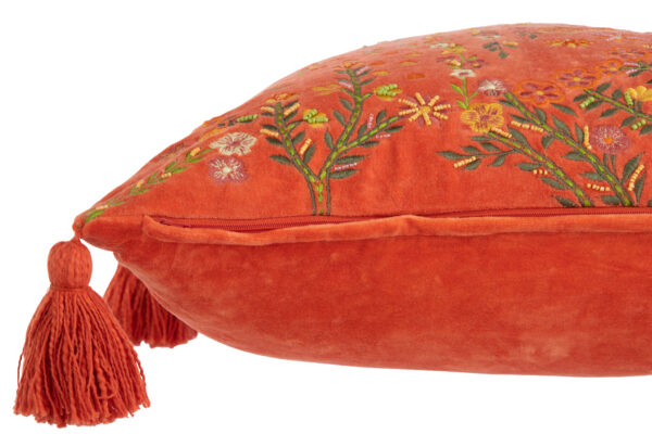 Coussin carré en velours orange avec fleurs et pompons. – Image 3