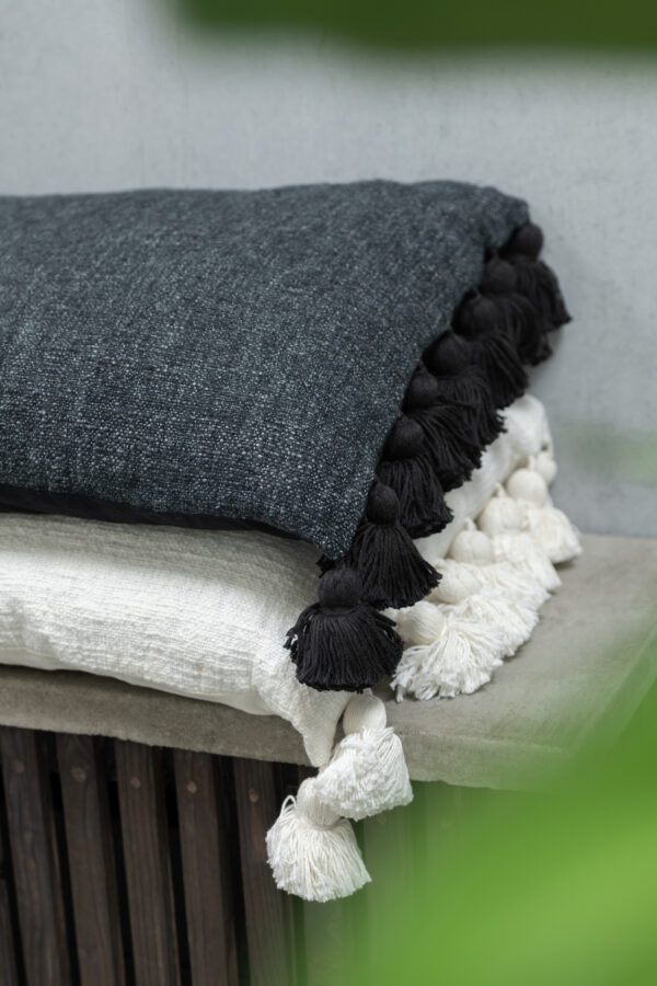 Coussin à pompon en coton noir – Image 3