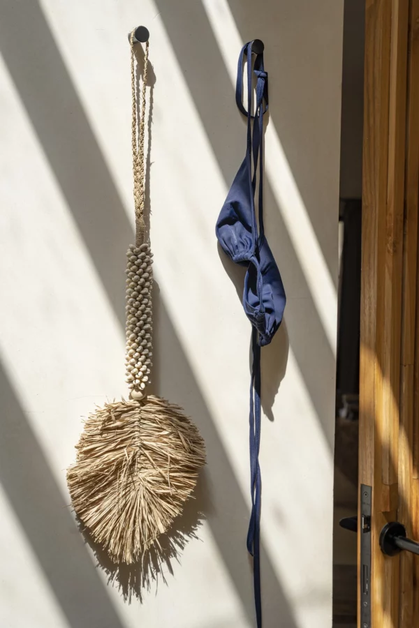 Le pompon en coquillage de raphia - Crème naturelle – Image 3