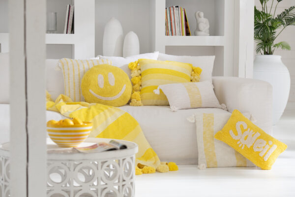 Rayures de coussin + pompons en coton jaune – Image 3