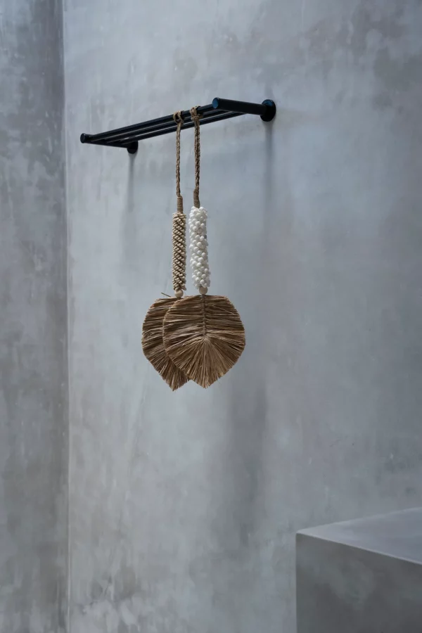 Le pompon en coquillage de raphia - Crème naturelle – Image 4