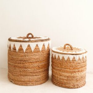 Panier à linge avec couvercle tissé à la main en fibre de banane EMPAT Grand panier décoratif avec macramé en coton blanc (2 tailles)