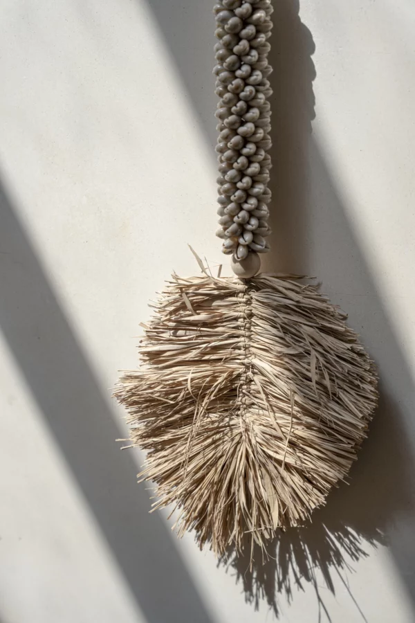 Le pompon en coquillage de raphia - Crème naturelle – Image 5
