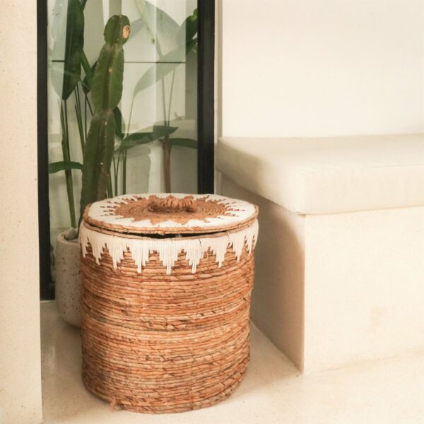 Panier à linge avec couvercle tissé à la main en fibre de banane EMPAT Grand panier décoratif avec macramé en coton blanc (2 tailles) – Image 4