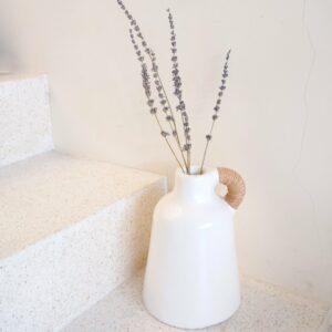 Vase blanc petit vase décoratif pour fleurs séchées ou fraîches coulé à la main en argile avec poignée en rotin SANA