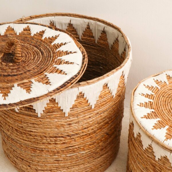 Panier à linge avec couvercle tissé à la main en fibre de banane EMPAT Grand panier décoratif avec macramé en coton blanc (2 tailles) – Image 6