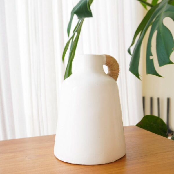 Vase blanc petit vase décoratif pour fleurs séchées ou fraîches coulé à la main en argile avec poignée en rotin SANA – Image 2
