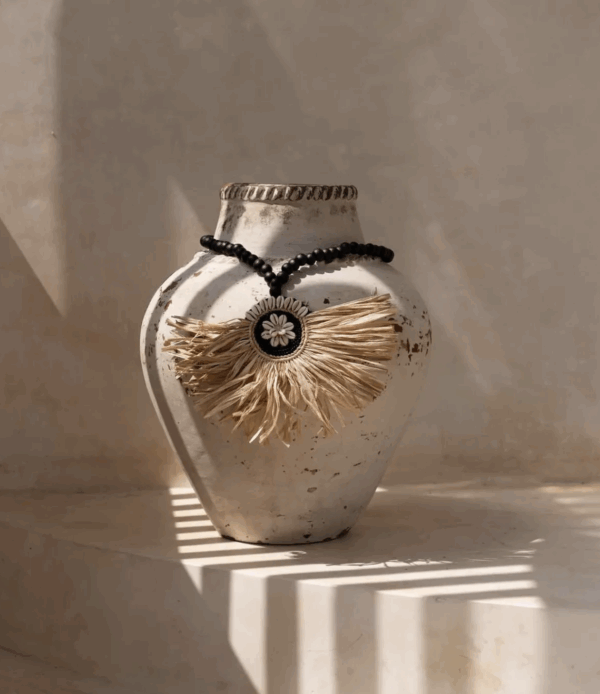 Le pompon de couronne en raphia - noir naturel – Image 2