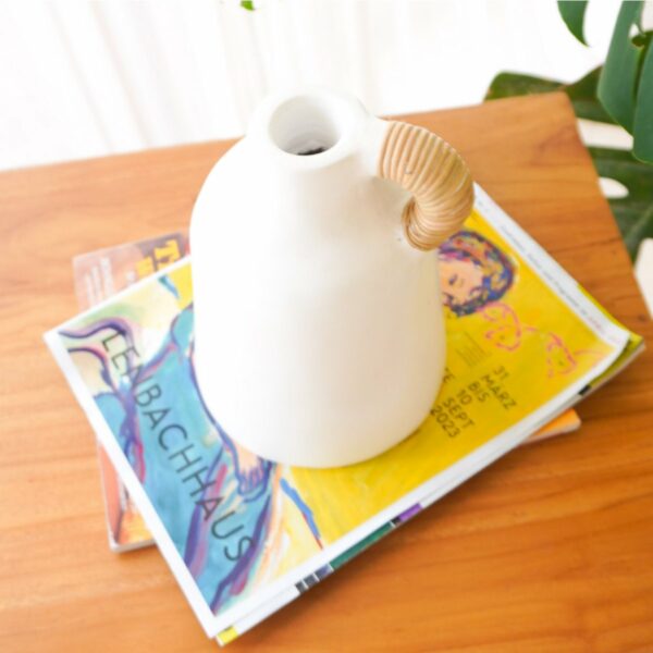 Vase blanc petit vase décoratif pour fleurs séchées ou fraîches coulé à la main en argile avec poignée en rotin SANA – Image 4