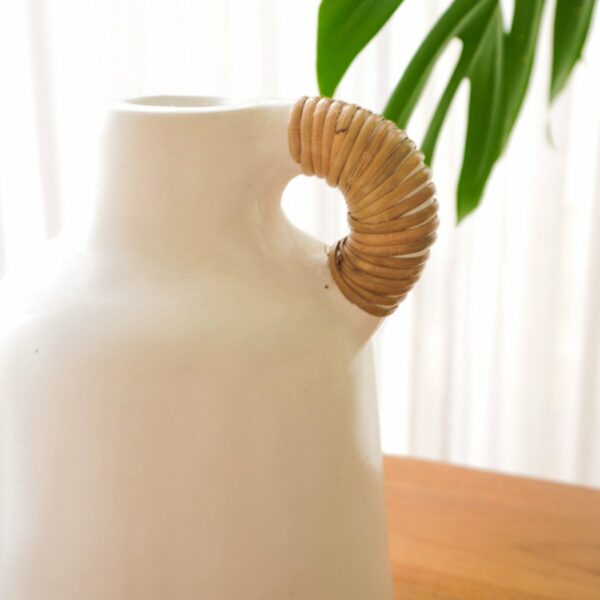 Vase blanc petit vase décoratif pour fleurs séchées ou fraîches coulé à la main en argile avec poignée en rotin SANA – Image 5