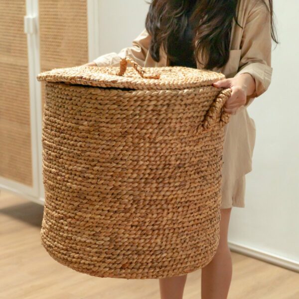 Grand panier à linge avec couvercle Ø54 cm AMAN en Jacinthe d'Eau | Panier de rangement tissé | Panier rond | Grand panier | Panier a linge