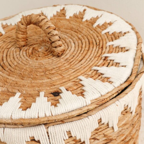 Panier à linge avec couvercle tissé à la main en fibre de banane EMPAT Grand panier décoratif avec macramé en coton blanc (2 tailles) – Image 8