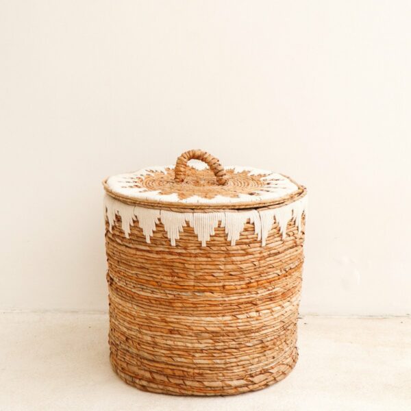 Panier à linge avec couvercle tissé à la main en fibre de banane EMPAT Grand panier décoratif avec macramé en coton blanc (2 tailles) – Image 7