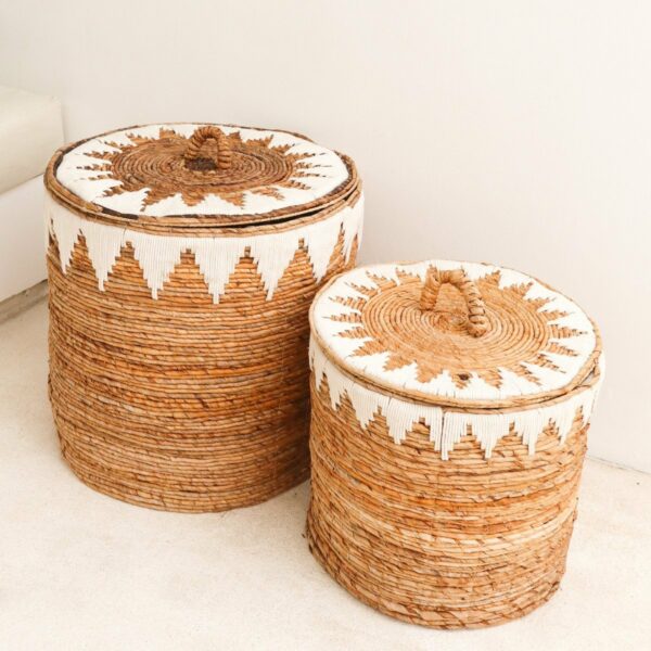 Panier à linge avec couvercle tissé à la main en fibre de banane EMPAT Grand panier décoratif avec macramé en coton blanc (2 tailles) – Image 5