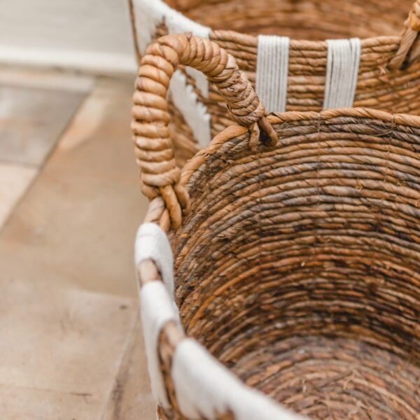 Panier à Linge Panier à Plantes Grand Panier de Rangement Rond NASARI en Fibre de Bananier avec Motif Macramé en Coton – Image 6