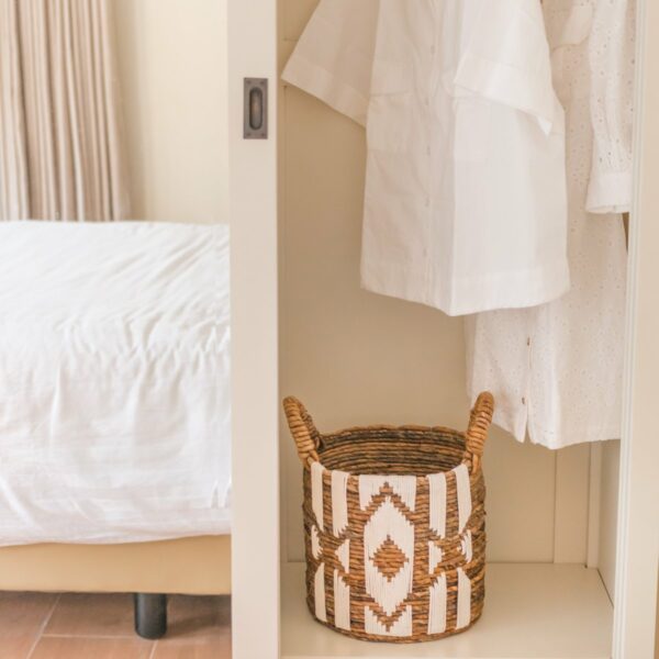 Panier à Linge Panier à Plantes Grand Panier de Rangement Rond NASARI en Fibre de Bananier avec Motif Macramé en Coton – Image 2