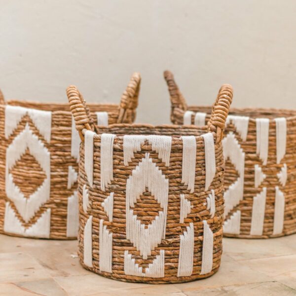 Panier à Linge Panier à Plantes Grand Panier de Rangement Rond NASARI en Fibre de Bananier avec Motif Macramé en Coton – Image 3