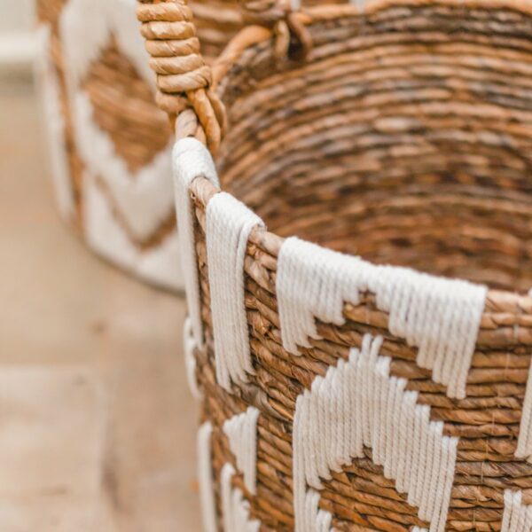 Panier à Linge Panier à Plantes Grand Panier de Rangement Rond NASARI en Fibre de Bananier avec Motif Macramé en Coton – Image 4