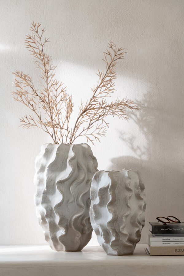 Vase à vagues abstraites en argile beige de grande taille – Image 3