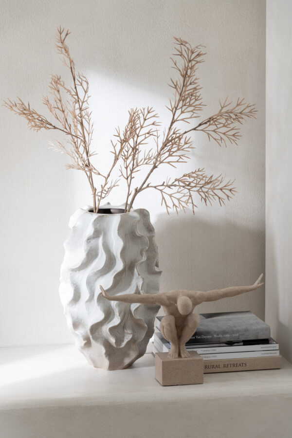 Vase à vagues abstraites en argile beige de grande taille – Image 4