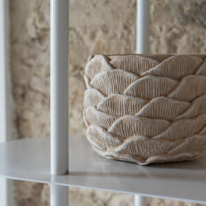 Pot de fleur rond en ciment relief beige moyen