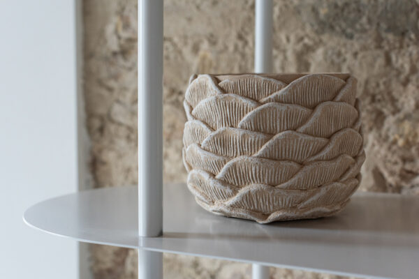 Grand pot de fleur rond en ciment relief beige – Image 3