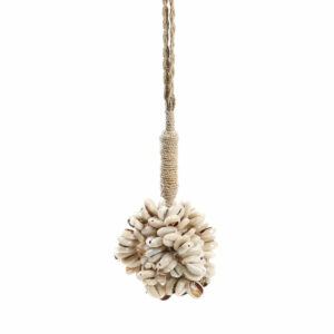 La coquille de porte avec pompon en cauris - Naturel