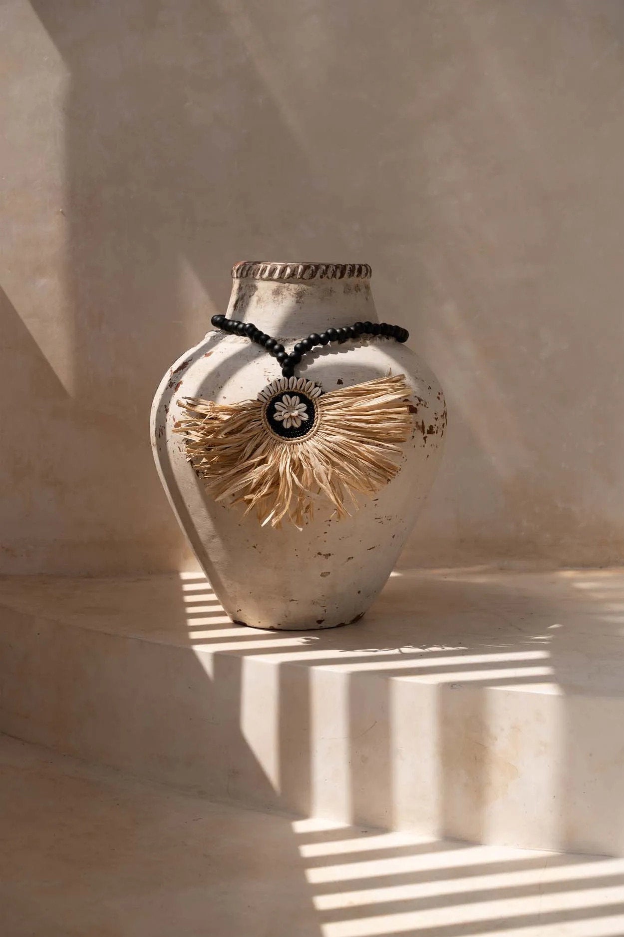 Le pompon de couronne en raphia - noir naturel – Image 2